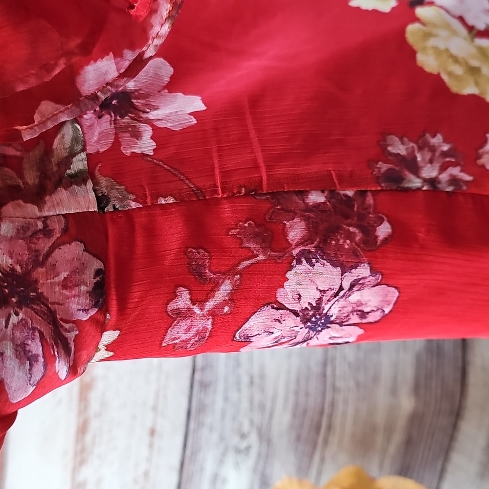 VINCE CAMUTO RED FLORAL LINED TIERED FLUTTER SLEEVE PULLOVER BLOUSE - Picture 8 of 13